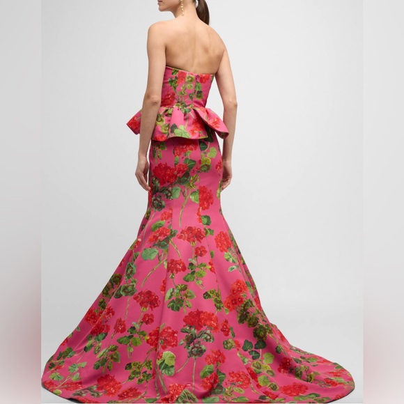 Oscar de la Renta
Strapless Geranium-Print Faille Peplum Trumpet Gown - Picture 2 of 10